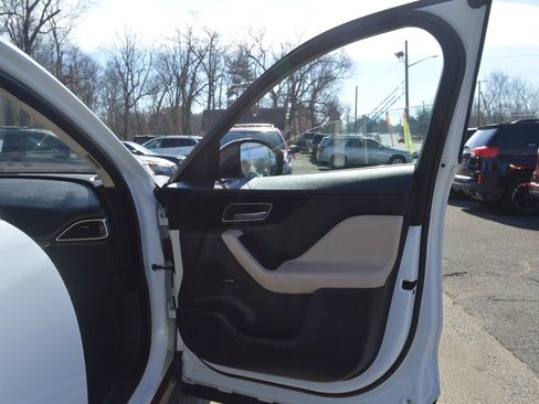 Used 2020 Jaguar F-PACE Premium image 29