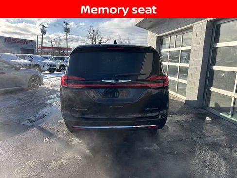 Used 2024 Chrysler Pacifica Select image 3