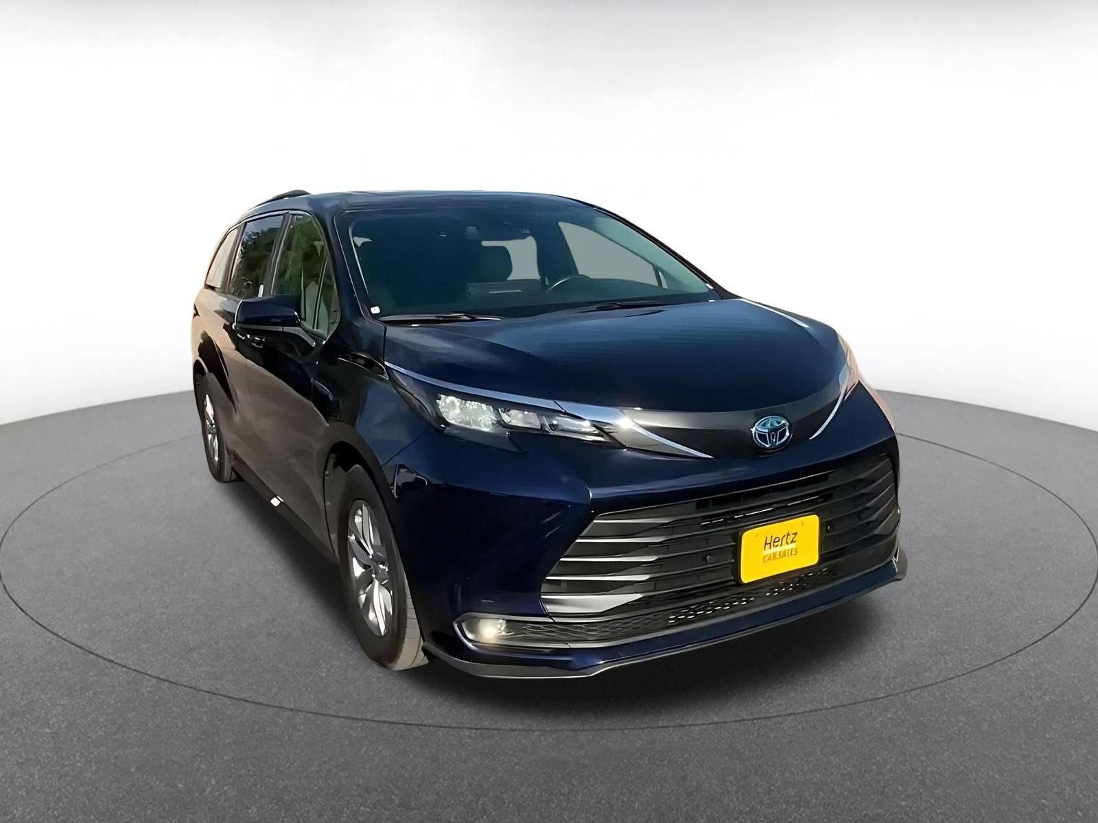 Used 2025 Toyota Sienna XLE FWD image 3