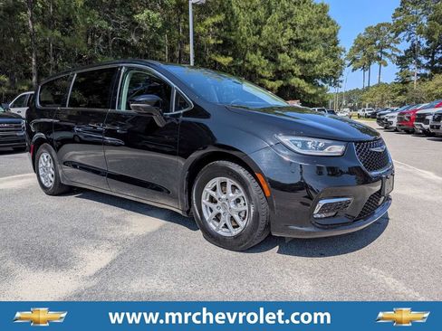 Used 2024 Chrysler Pacifica Touring-L FWD image 1