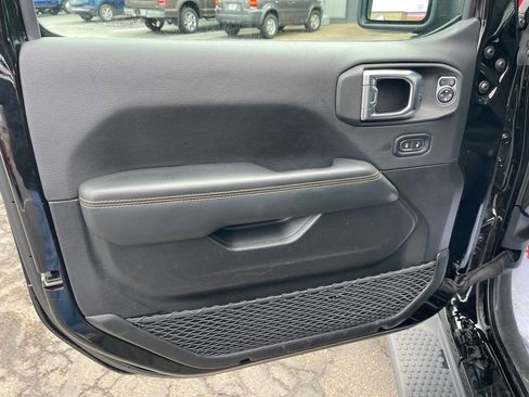 Used 2025 Jeep Wrangler Unlimited Sahara image 23