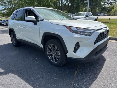 Used 2022 Toyota RAV4 XLE Premium image 7