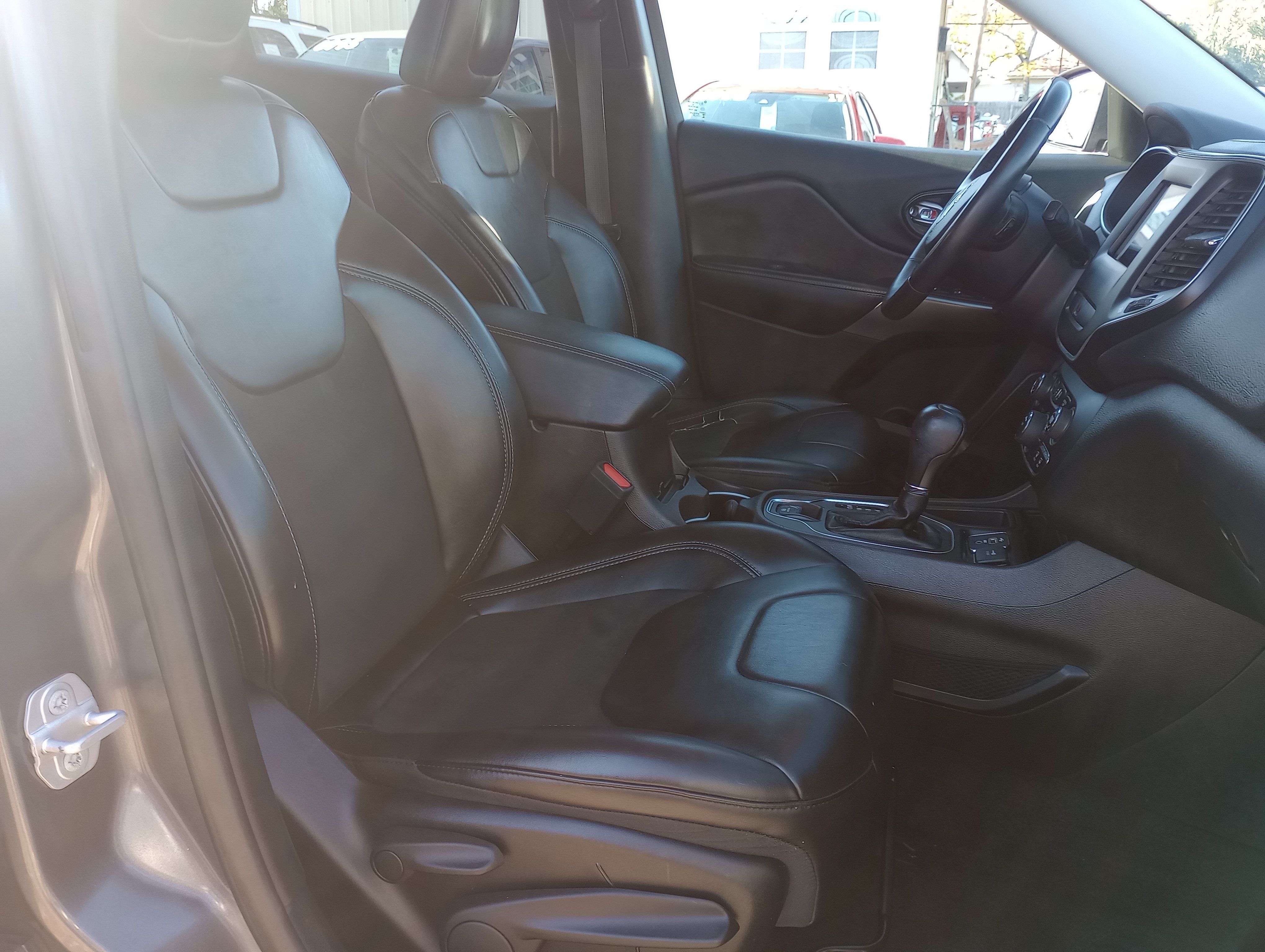 Used 2019 Jeep Cherokee Latitude Plus FWD image 14
