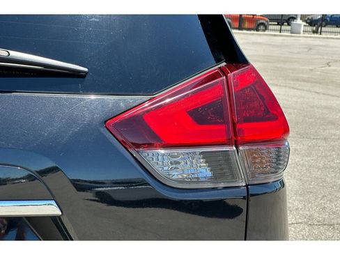 Used 2018 Nissan Rogue SL FWD image 16