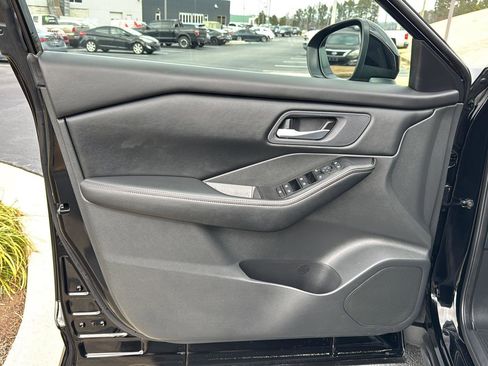 Used 2025 Nissan Rogue SV image 14