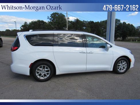 Used 2022 Chrysler Pacifica Touring-L image 15