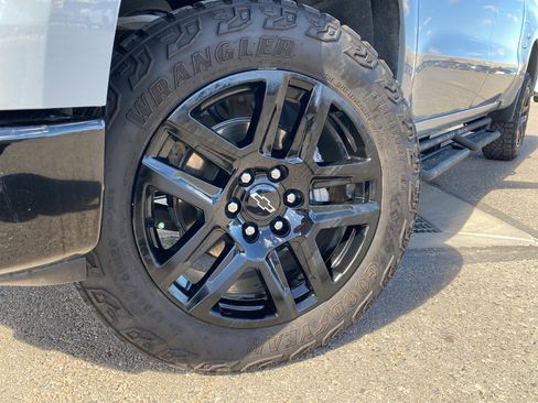 Used 2025 Chevrolet Silverado 1500 Custom Trail Boss w/ LPO, Dark Essentials Package AWD/4WD image 2