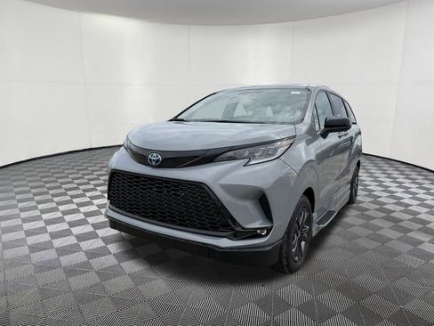 Used 2025 Toyota Sienna XSE image 8