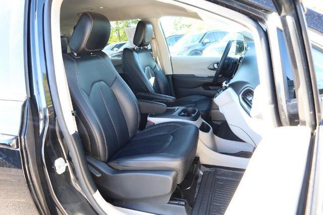 Used 2024 Chrysler Pacifica Touring-L FWD image 30
