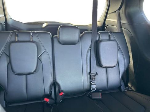 Used 2025 Chrysler Pacifica Select image 16