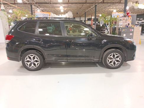 Used 2023 Subaru Forester Premium image 5