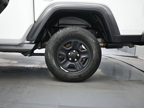 Used 2020 Jeep Gladiator Sport image 19