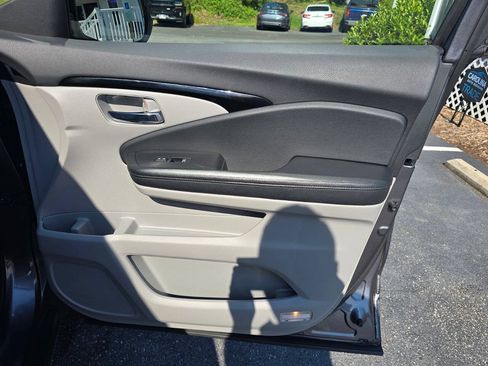 Used 2017 Honda Pilot Touring image 16