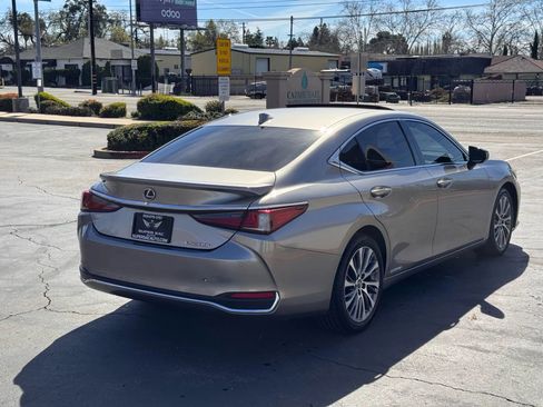 Used 2020 Lexus ES 300h w/ Premium Package image 6
