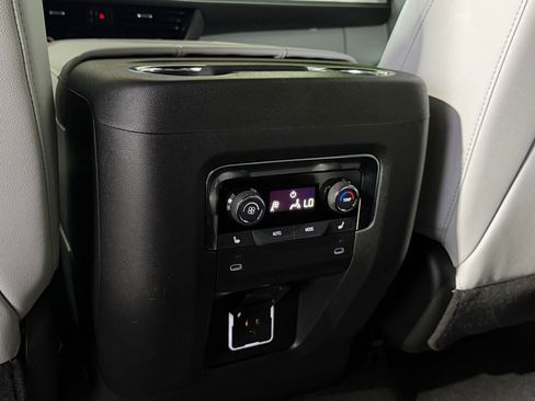 Used 2025 Chevrolet Tahoe Premier AWD/4WD image 38