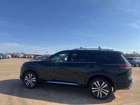 Used 2025 Nissan Pathfinder Platinum image 14