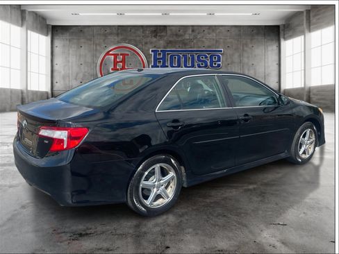 Used 2014 Toyota Camry SE w/ Leather Package FWD image 5