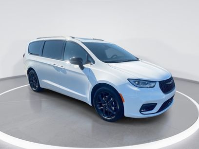 New 2026 Chrysler Pacifica Select w/ S Appearance Package
