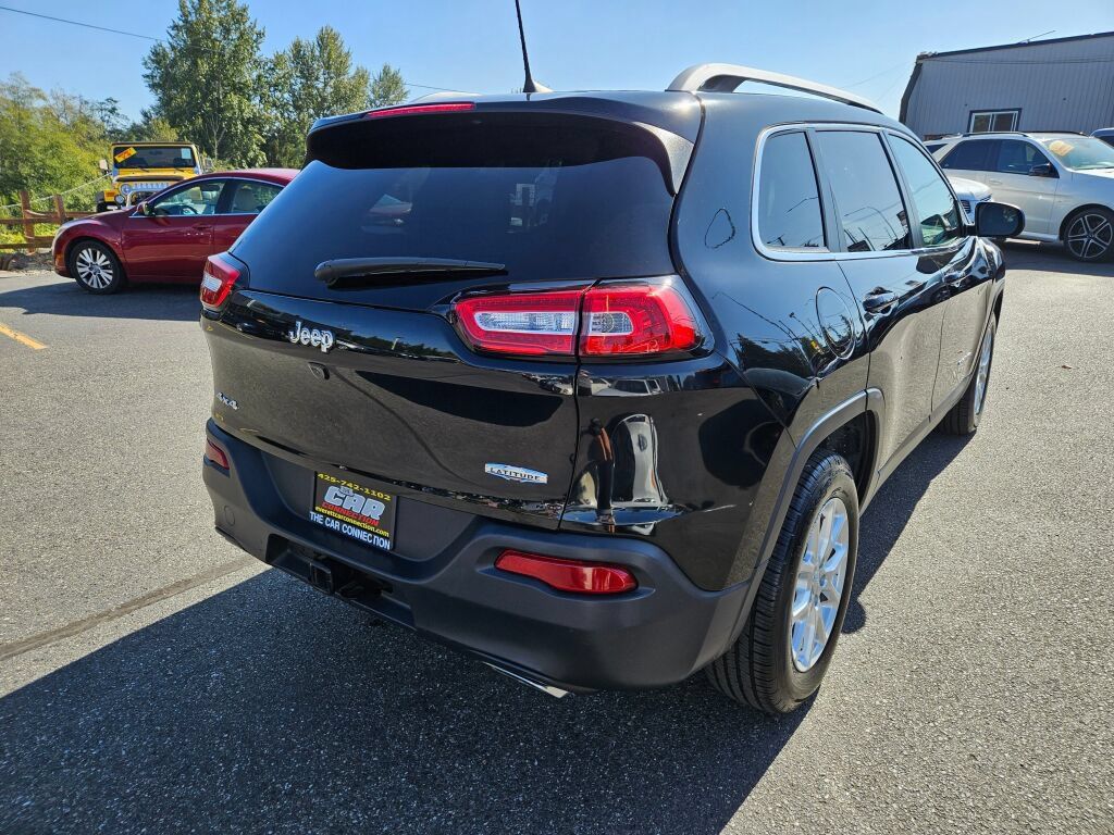 Used 2017 Jeep Cherokee Latitude w/ Cold Weather Group AWD/4WD image 4