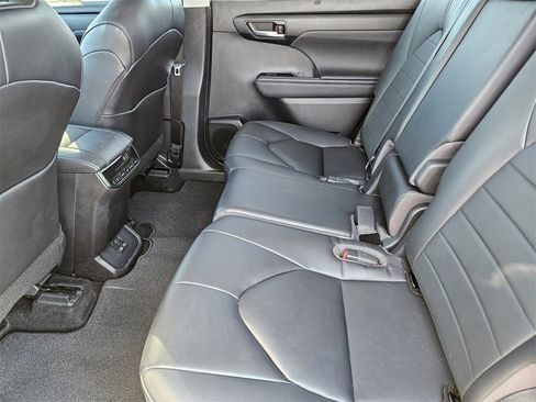 Certified 2023 Toyota Highlander XLE image 30