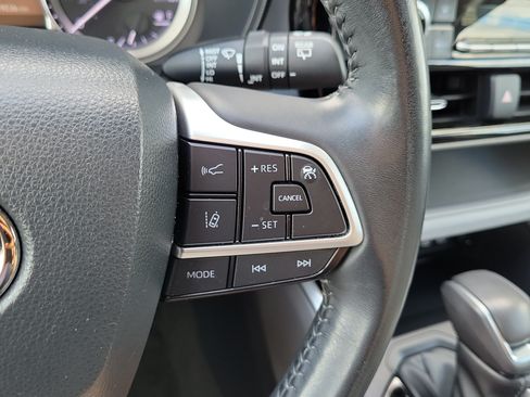 Used 2023 Toyota Highlander LE FWD image 25
