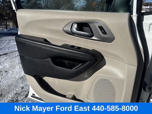 Used 2023 Chrysler Pacifica Touring-L image 25