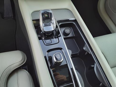 Used 2025 Volvo XC60 T8 Ultra w/ Protection Package Premier image 12