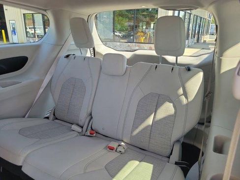 Used 2018 Chrysler Pacifica Touring Plus image 9