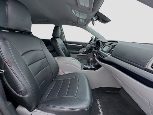 Used 2019 Toyota Highlander LE w/ Carpet Mat Package (TMS) image 20
