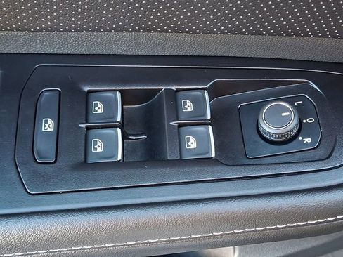 Used 2025 Volkswagen Atlas SE image 27