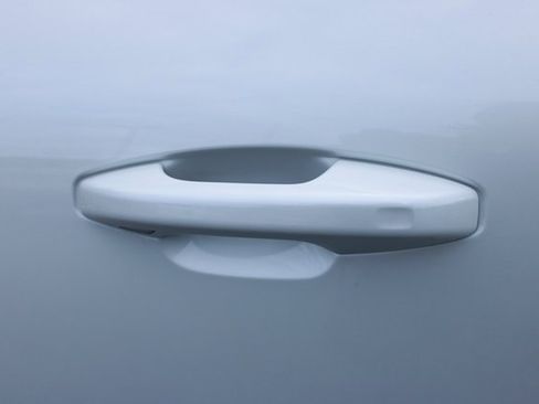 Used 2025 Volvo XC40 B5 Plus image 9