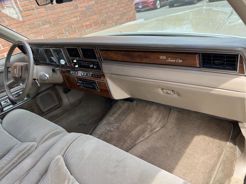Used 1989 Lincoln Town Car Signature image 35