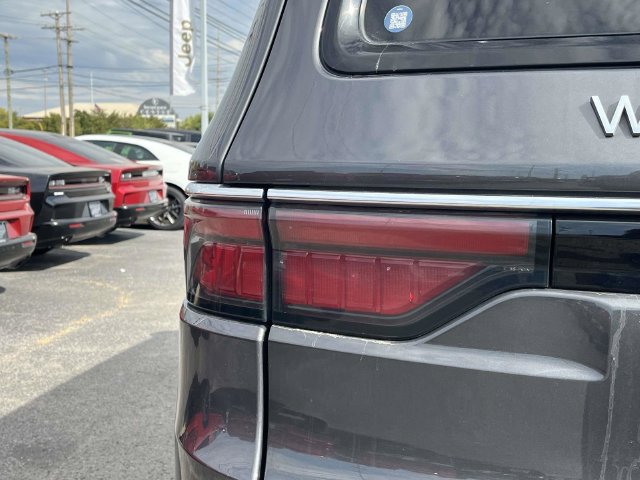 Used 2024 Jeep Wagoneer L Series II w/ Flexible Seating Group AWD/4WD image 10