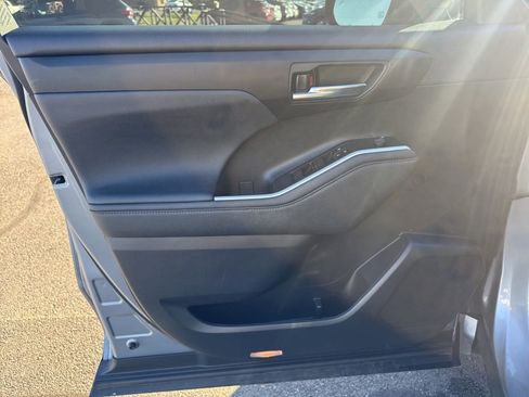 Used 2023 Toyota Highlander XLE image 22