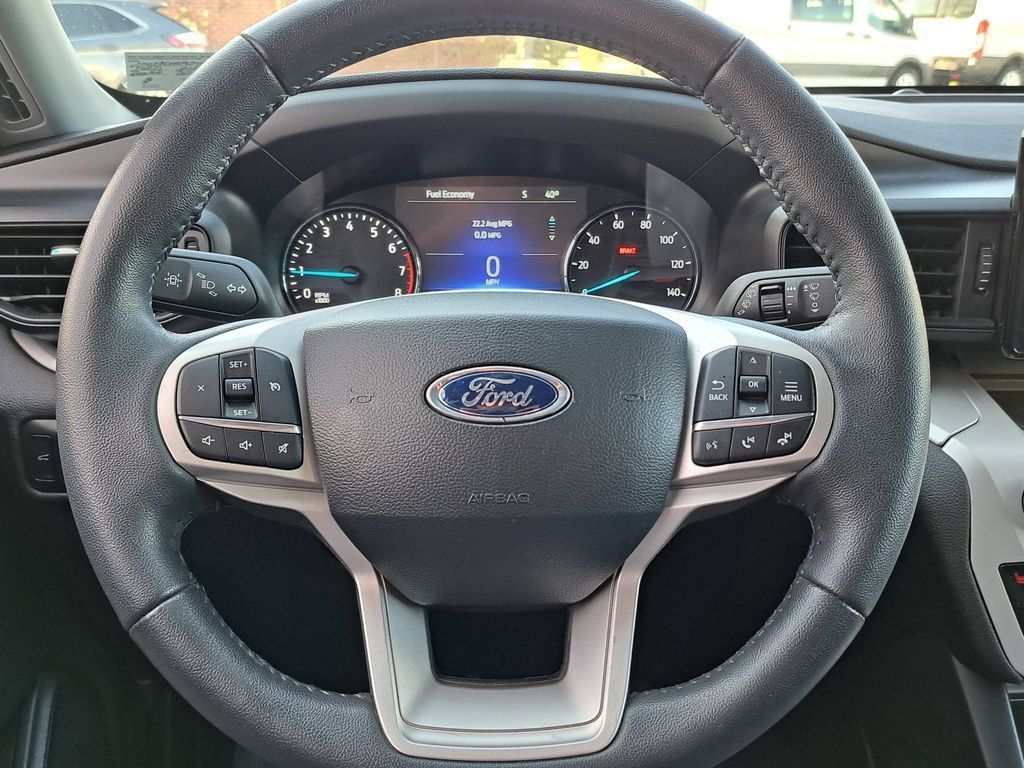 Used 2023 Ford Explorer XLT AWD/4WD image 11