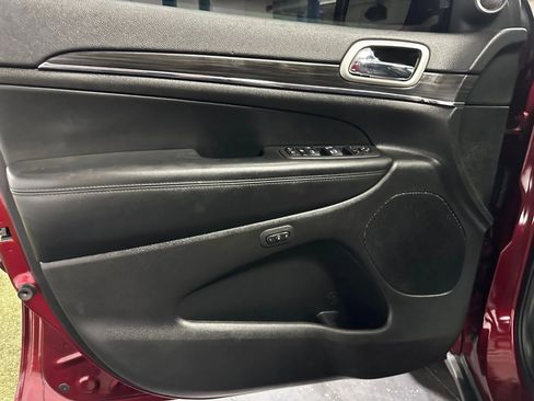 Used 2022 Jeep Grand Cherokee Limited image 12