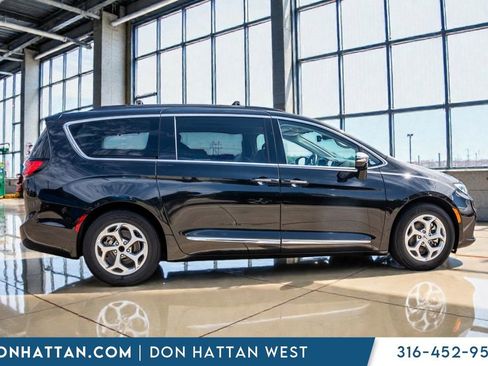 Used 2023 Chrysler Pacifica Limited image 33