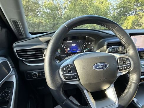 Used 2022 Ford Explorer XLT w/ Equipment Group 202A image 12