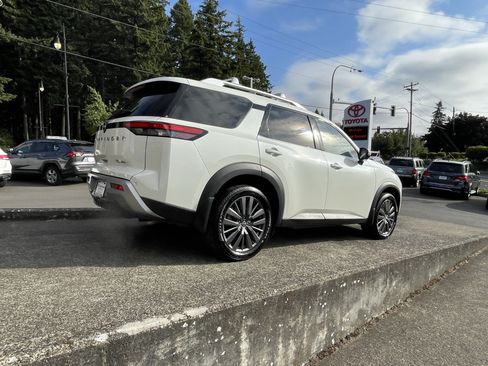 Used 2023 Nissan Pathfinder SL w/ SL Premium Package AWD/4WD image 8