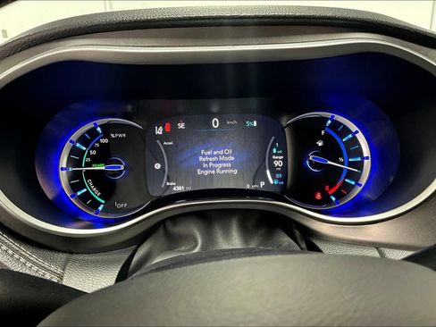 Used 2024 Chrysler Pacifica Select image 24