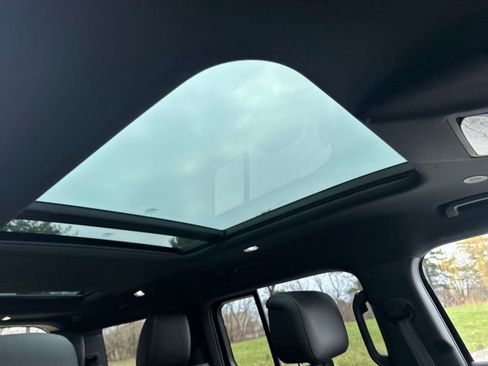 Used 2025 Land Rover Defender 130 X-Dynamic SE image 27