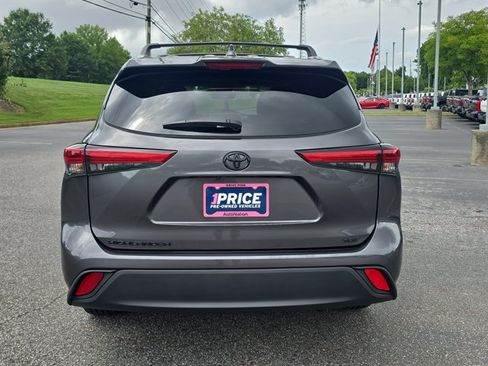Used 2022 Toyota Highlander XLE FWD image 6