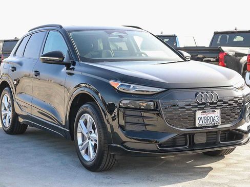 Used 2025 Audi Q6 e-tron Premium w/ Convenience Package image 3
