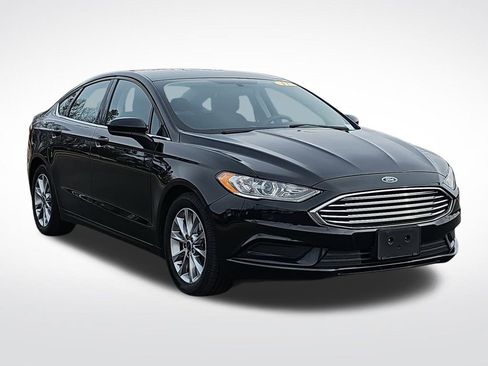Used 2017 Ford Fusion SE w/ Fusion SE Technology Package image 3