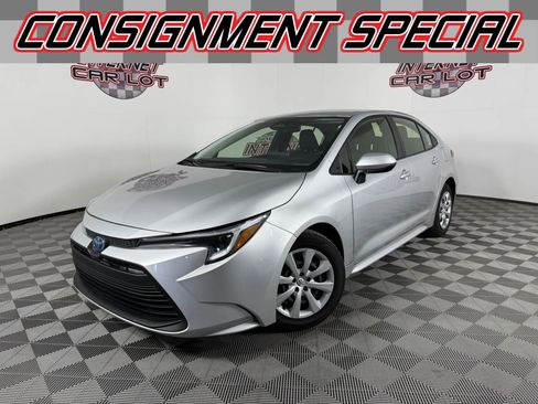 Used 2025 Toyota Corolla LE FWD image 1