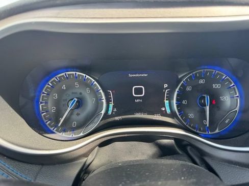 Used 2021 Chrysler Pacifica Touring-L w/ Uconnect Theater Family Group AWD/4WD image 23