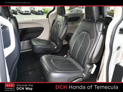 Used 2018 Chrysler Pacifica Touring-L image 18