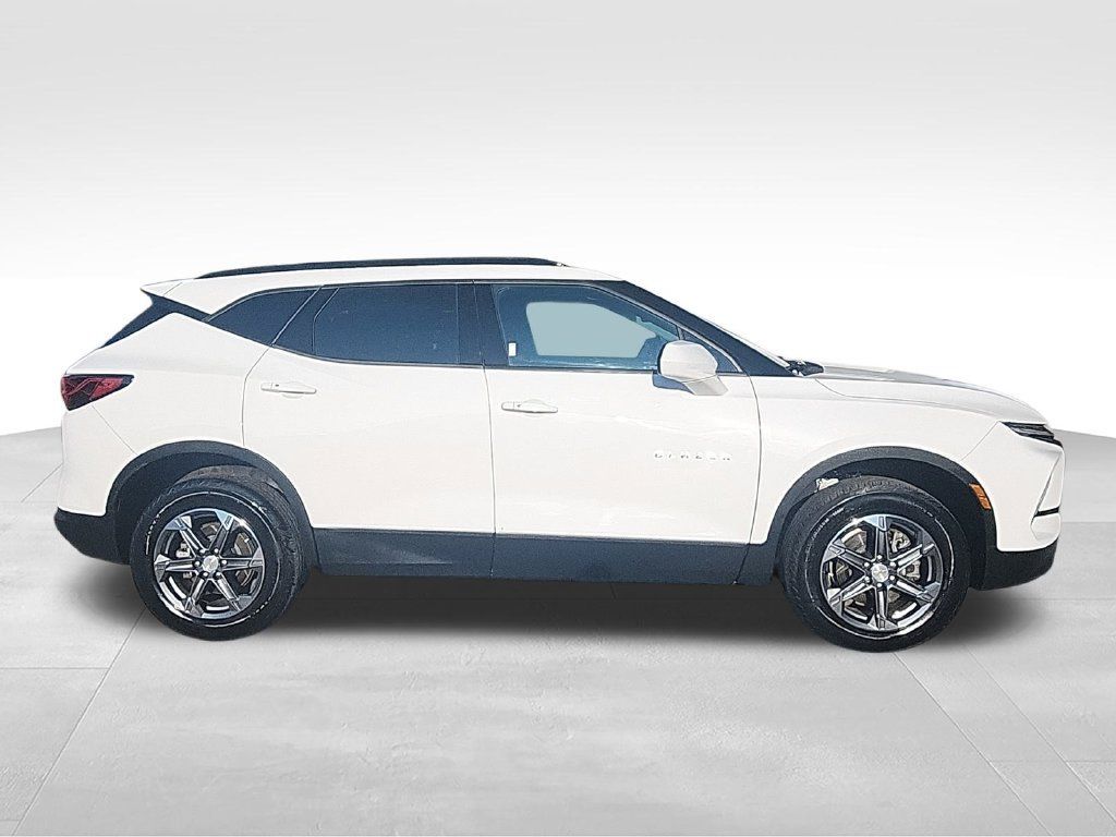 Used 2024 Chevrolet Blazer LT w/ Convenience Package FWD image 9
