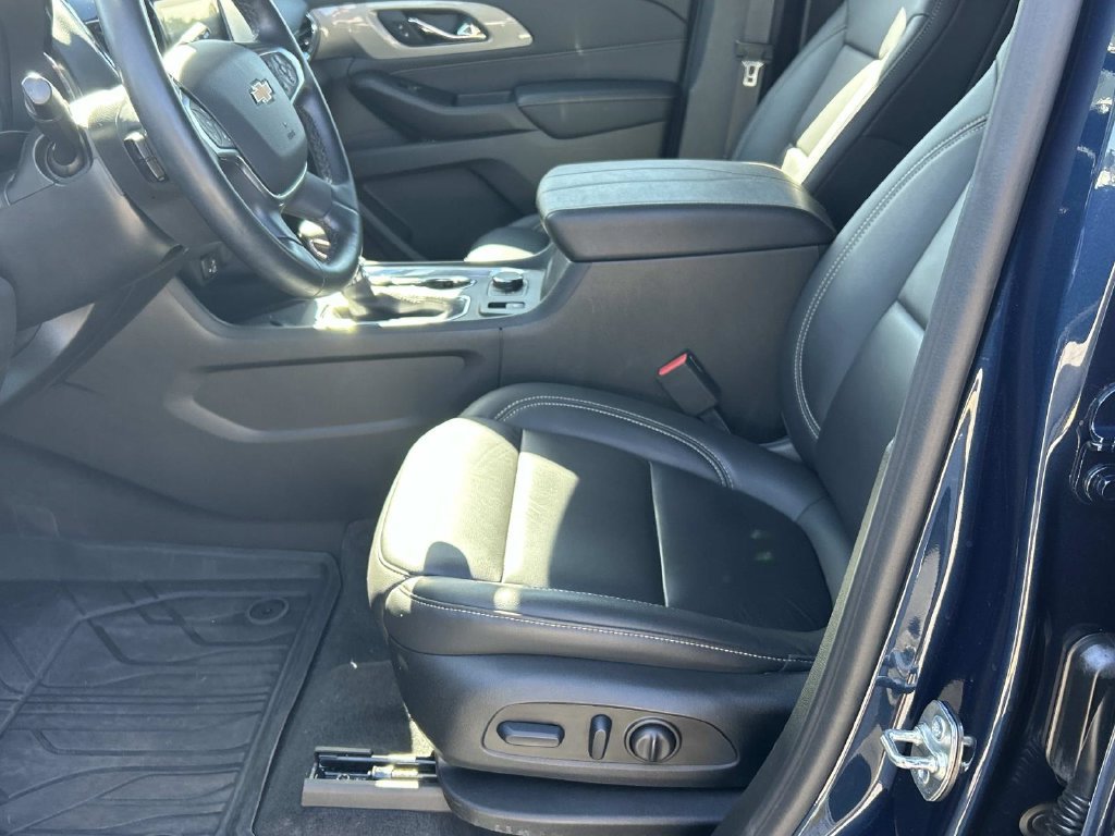 Used 2023 Chevrolet Traverse LT w/ LT Premium Package AWD/4WD image 19