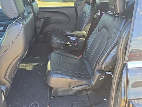Used 2025 Chrysler Pacifica Select FWD image 10